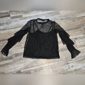 💜🩷Vince Camuto Ruffle Sleeve Blouse Size Small💜🩷